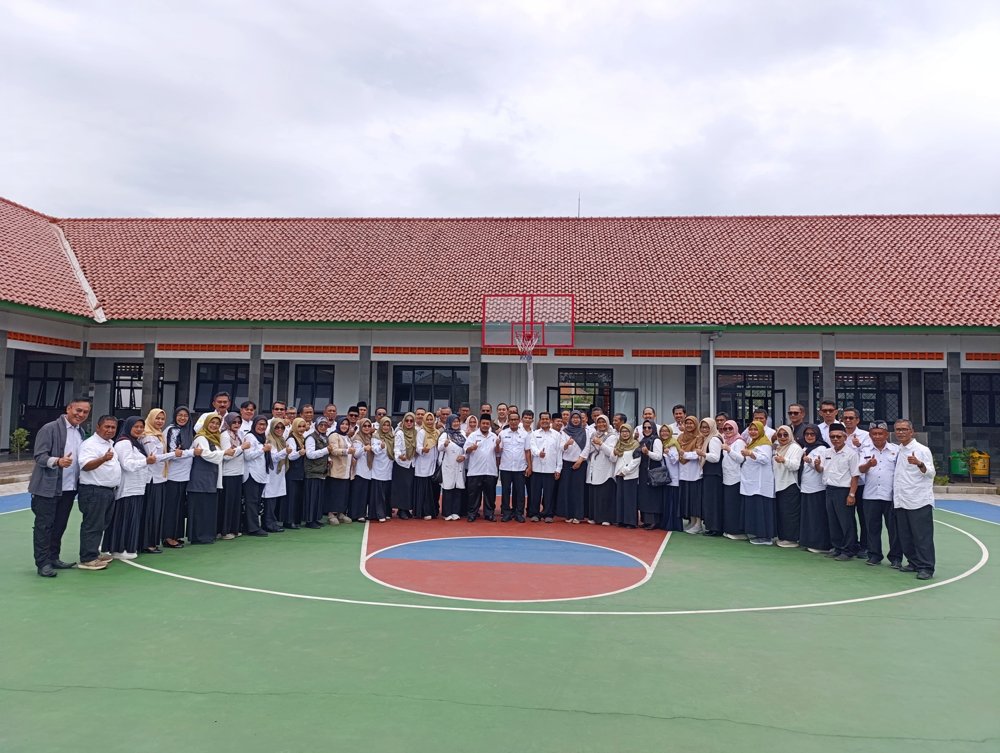 Foto Bersama Kepala Sekolah Se KCD XII
